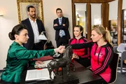 Als Lena (Juliette Greco, r.) und Katja (Anna-Katharina Samsel, 2.v.r.) sich mit Simone (Tatjana Clasing) und Richard (Silvan-Pierre Leirich, 2.v.l.) vertraglich einigen, staunt Deniz (Igor Dolgatschew) über Lenas eiskalten Verhandlungskünste. Als Lena (Juliette Greco, r.) und Katja (Anna-Katharina Samsel, 2.v.r.) sich mit Simone (Tatjana Clasing) und Richard (Silvan-Pierre Leirich, 2.v.l.) vertraglich einigen, staunt Deniz (Igor Dolgatschew) über Lenas eiskalten Verhandlungskünste.
