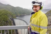 Job mitten im Urwald: Brett Brady arbeitet als Mechaniker am beeindruckenden Gordon River Dam in Tasmanien. Job mitten im Urwald: Brett Brady arbeitet als Mechaniker am beeindruckenden Gordon River Dam in Tasmanien.