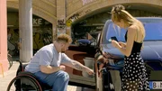 Jonas (Felix van Deventer) will verhindern, dass Gerner von dem kleinen Unfall erf&auml;hrt. Rechts Johanna (Charlott Reschke)