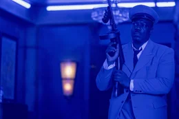 Cedric (Adewale Akinnuoye-Agbaje), der Chauffeur des Gangsters Lou Hendricks, wird f&uuml;r Philip Marlowe zu einer unerwarteten Schl&uuml;sselfigur.