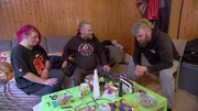 S5E44: Punk Paddy (re.) ist zur&uuml;ck in Bremerhaven. Nach seinem Ausflug in den Osten hatte er eigentlich &uuml;ber eine Trennung von Jasmin (li.) nachgedacht, doch dazu kommt es vorerst nicht. Der Beziehungsstatus bleibt, wie er ist. Klar ist nur: Paddy will einen Neuanfang an einem anderen Ort