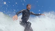 Ant&oacute;nio Laureano surft die Big Waves in Nazar&eacute;.