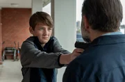 Um seine Mutter vor seinem Vater zu besch&uuml;tzen, geht Elias G&auml;rtner (Nild vom Dorp) bis zum &Auml;u&szlig;ersten.; ARD GROSSSTADTREVIER XXXVII. STAFFEL, FOLGE 499, "13 Schuss", am Montag (14.10.24) um 18:50 Uhr im ERSTEN. Um seine Mutter vor seinem Vater zu besch&uuml;tzen, geht Elias G&auml;rtner (Nild vom Dorp) bis zum &Auml;u&szlig;ersten. &copy; ARD/Thorsten Jander, honorarfrei - Verwendung gem&auml;&szlig; der AGB im engen inhaltlichen, redaktionellen Zusammenhang mit genannter ARD-Sendung bei Nennung "Bild: ARD/Thorsten Jander" (S2+). ARD-Programmdirektion/Bildredaktion, pressefoto.daserste@ard.de