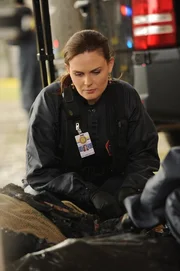 Brennan (Emily Deschanel) untersucht einen blaugef&auml;rbten Toten, der auf einer M&uuml;lldeponie gefunden wurde. Die Identifizierung wird eine schwere Aufgabe, da sich bereits eine Vielzahl von Aasfressern an der Leiche g&uuml;tlich getan haben.  +++ Die Verwendung des sendungsbezogenen Materials ist nur mit dem Hinweis und Verlinkung auf TVNOW gestattet.