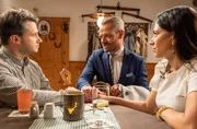 Lale (Yeliz Simsek r.) macht Erik (Sven Waasner m.) Vorwürfe, weil er Fritz (Thimo Meitner l.) in die Kanalisation geschickt hat. Lale (Yeliz Simsek r.) macht Erik (Sven Waasner m.) Vorwürfe, weil er Fritz (Thimo Meitner l.) in die Kanalisation geschickt hat.