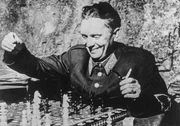 Tito spielt Schach im Partisanenhauptquartier, 1941.