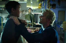 Niemand ahnt, dass die beiden LKA-Beamten Decker (Fritz Karl, M.) und Kriesch (Christoph von Friedl, r.) den verzweifelt gesuchten Zeugen, den kleinen Tao (Kevin Fang, l.), t&ouml;ten wollen &ndash; denn sie selbst haben die Morde im Auftrag der Russenmafia begangen.