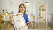 Olivera Stajic, &ouml;sterreichische Journalistin, mit ihrem Tito-Diplom aus dem Schulunterricht in Bosnien.