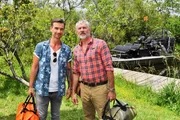 Max Parger (Florian Silbereisen, l.) und Martin Grimm (Daniel Morgenroth, r.) freuen sich auf ihren Männerausflug inklusive Übernachtung in den Everglades. Max Parger (Florian Silbereisen, l.) und Martin Grimm (Daniel Morgenroth, r.) freuen sich auf ihren Männerausflug inklusive Übernachtung in den Everglades.