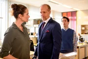 Kurz vor ihrem Urlaub bekommt Katja (Ellenie Salvo González, l.) von Berger (Jochen Horst, M.) noch einen neuen Auftrag aufs Auge gedrückt. Jürgens (Tobias John v. Freyend, r.) Kurz vor ihrem Urlaub bekommt Katja (Ellenie Salvo González, l.) von Berger (Jochen Horst, M.) noch einen neuen Auftrag aufs Auge gedrückt. Jürgens (Tobias John v. Freyend, r.)