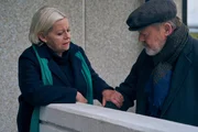 Oberst Henriette Wolf (Brigitte Kren) spricht mit Kurt Maurer (Wolfgang Häntsch) über die Verfehlungen seines Sohnes Erik. Oberst Henriette Wolf (Brigitte Kren) spricht mit Kurt Maurer (Wolfgang Häntsch) über die Verfehlungen seines Sohnes Erik.