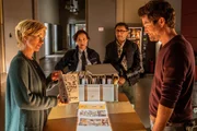 Zufall oder Kalkül? Die Kriminalhauptkommissare Martina Seiffert (Astrid M. Fünderich, l.) und Jo Stoll (Peter Ketnath, r.) rätseln um den Mord an einem Comicverleger und machen einen erstaunlichen Fund, der auch Streifenpolizistin Sibylle Beyer (Bärbel Stolz, 2.v.l.) und KTU-Leiter Jan Arnaud (Mike Zaka Sommerfeldt, 2.v.r.) erstaunen lässt: Eine Szene aus einem Comic des Verlags zeigt genau den Tathergang des Mordes. Zufall oder Kalkül? Die Kriminalhauptkommissare Martina Seiffert (Astrid M. Fünderich, l.) und Jo Stoll (Peter Ketnath, r.) rätseln um den Mord an einem Comicverleger und machen einen erstaunlichen Fund, der auch Streifenpolizistin Sibylle Beyer (Bärbel Stolz, 2.v.l.) und KTU-Leiter Jan Arnaud (Mike Zaka Sommerfeldt, 2.v.r.) erstaunen lässt: Eine Szene aus einem Comic des Verlags zeigt genau den Tathergang des Mordes.