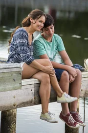 Mimmi (Allie Bertram, li.) tröstet den jungen Zac (Dylan Stipanicic, re.), der sich gerade fürchterlich blamiert hat. Mimmi (Allie Bertram, li.) tröstet den jungen Zac (Dylan Stipanicic, re.), der sich gerade fürchterlich blamiert hat.