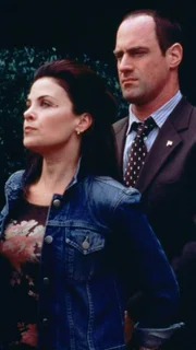 Schauspielerin Gloria Stanfield (Sherilyn Fenn) hat heimlich ihren minderjährigen Stiefsohn geheiratet. Als Detective Elliot Stabler (Christopher Meloni) sie findet, wurde sie erst kürzlich brutal vergewaltigt und ist im dritten Monat schwanger. Schauspielerin Gloria Stanfield (Sherilyn Fenn) hat heimlich ihren minderjährigen Stiefsohn geheiratet. Als Detective Elliot Stabler (Christopher Meloni) sie findet, wurde sie erst kürzlich brutal vergewaltigt und ist im dritten Monat schwanger.