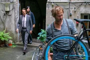 Andreas Weiland (Niels Bruno Schmidt, r.) wird von Oliver Radek (Hans-Werner Meyer, l.) und Mina Amiri (Jasmin Tabatabai, 2.v.l.) zum Verschwinden seines 16-jährigen Sohnes befragt. Andreas Weiland (Niels Bruno Schmidt, r.) wird von Oliver Radek (Hans-Werner Meyer, l.) und Mina Amiri (Jasmin Tabatabai, 2.v.l.) zum Verschwinden seines 16-jährigen Sohnes befragt.