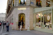 „Ladurée“ ist eine der bekanntesten Patisserien Frankreichs und Heimat der weltbekannten Macarons. „Ladurée“ ist eine der bekanntesten Patisserien Frankreichs und Heimat der weltbekannten Macarons.