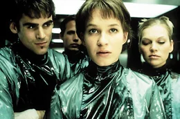 In the middle: Paula Henning (Franka Potente)