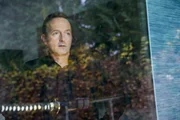 J&ouml;rg Korfmann (Peter Jordan) bemerkt, dass eines seiner Schwerter fehlt. Er fragt sich, wer k&ouml;nnte es mitgenommen haben und mit welchem Ziel? Ein Raub&uuml;berfall war es nicht, da alle anderen Schwerter noch vorhanden sind.
