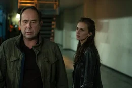 Die Polizistin Virginie (Marine Vacth, r.) untersteht der strengen Aufsicht ihres Vaters und Vorgesetzten (Olivier Gourmet).