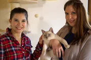 Anna (links) und Marina mit dem Siamkater Aaron.