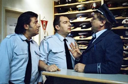 Hanno P&ouml;schl (Diensthabender), Wolf Bachofner (Walter), Lukas Resetarits (Brieftr&auml;ger).