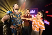 Ültramän ist im Ah!-Studio – und zwar ganz lebendig! Clarissa und Tarkan können kaum fassen, dass es die Comic-Figur auch im echten Leben geben soll! Ültramän ist im Ah!-Studio – und zwar ganz lebendig! Clarissa und Tarkan können kaum fassen, dass es die Comic-Figur auch im echten Leben geben soll!