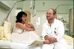 Andrea H&auml;ndler (Patientin), Roland D&uuml;ringer (Arzt).