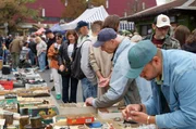 Jeden Sonntag wird der Antiquitätenmarkt am Rand der Altstadt zum Spiegelbild Krakaus, wo das Sammeln Tradition ist. Jeden Sonntag wird der Antiquitätenmarkt am Rand der Altstadt zum Spiegelbild Krakaus, wo das Sammeln Tradition ist.