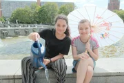 Mila und Emelie aus Berlin sind in Sachen Hitzeschutz und Extremwetter unterwegs in ihrer Stadt. Mila und Emelie aus Berlin sind in Sachen Hitzeschutz und Extremwetter unterwegs in ihrer Stadt.