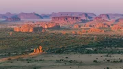Die Sahara ist die größte Wüste der Welt. Eines ihrer spektakulärsten Naturwunder liegt im Norden der Republik Tschad: das Ennedi-Plateau. Die Sahara ist die größte Wüste der Welt. Eines ihrer spektakulärsten Naturwunder liegt im Norden der Republik Tschad: das Ennedi-Plateau.