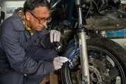 Wer hat die Motorradbremsanlage manipuliert? Als ein Mitarbeiter des Stuttgarter Abfallentsorgungsunternehmens "Green Recycling" mit dem Motorrad auf einer Landstraße tödlich verunglückt, ist schon am Tatort klar, dass das kein Unfall war. Der Leiter der KTU Jan Arnaud (Mike Zaka Sommerfeldt) kann das nach genauer Untersuchung bestätigen. Wer hat die Motorradbremsanlage manipuliert? Als ein Mitarbeiter des Stuttgarter Abfallentsorgungsunternehmens "Green Recycling" mit dem Motorrad auf einer Landstraße tödlich verunglückt, ist schon am Tatort klar, dass das kein Unfall war. Der Leiter der KTU Jan Arnaud (Mike Zaka Sommerfeldt) kann das nach genauer Untersuchung bestätigen.
