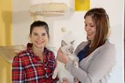 Anna (links) hat Siamkater Aaron von Marina Lorenz kennengelernt.