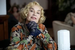 Dorothy Quincannon (Jessica Lange), ein fr&uuml;herer Filmstar und die Mutter von Clare, entwickelt ein eigenes Interesse an dem Vermisstenfall um Nico Peterson.