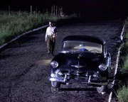 Adolf Eichmann (gespielt von Daniel Janovich) n&auml;hert sich dem kaputten Auto.