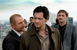 Kaum aus dem Knast entlassen, machen Russenmafiosi Achmatov (Jevgenij Sitoch, l.) und sein Adlatus Andrej (Marciej Salamon, r.) ihr Versprechen wahr. F&uuml;r Kommissar Decker (Fritz Karl, M.) endet ein langer Leidensweg mit vielen Toten.