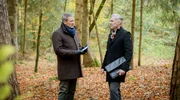 Christoph (Dieter Bach l.) wird bei einem heimlichen Treffen mit Wolfram (Ren&eacute; R&uuml;prich r.) unbemerkt fotografiert.