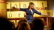 Melanie (Nina Vorbrodt) gibt sich alle Mühe die peinliche Pause während der "Toast für die Welt" Gala zu überspielen. Melanie (Nina Vorbrodt) gibt sich alle Mühe die peinliche Pause während der "Toast für die Welt" Gala zu überspielen.