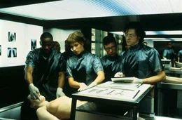 In the middle: Paula Henning (Franka Potente).