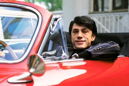 Roy Black (Christoph Waltz) in seinem Porsche Cabrio.