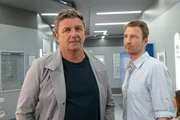 Martin (Hans Sigl, l.) und Hans Gruber (Heiko Ruprecht, r.) machen sich Sorgen um ihre Mutter. Martin (Hans Sigl, l.) und Hans Gruber (Heiko Ruprecht, r.) machen sich Sorgen um ihre Mutter.