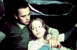 L-R: Floyd (Frank Giering) und Telsa (Julia Hummer)