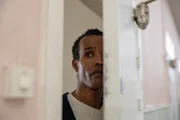 Ibraahin (Nasir Farah Dhagole) macht in der Flüchtlingseinrichtung eine interessante Beobachtung. Ibraahin (Nasir Farah Dhagole) macht in der Flüchtlingseinrichtung eine interessante Beobachtung.