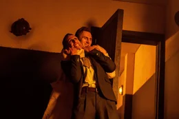 Marlowe (Liam Neeson, r.) agiert bei seinen Ermittlungen und bei seiner Auseinandersetzung mit Chas (David Lifschitz, l.) nicht zimperlich.