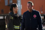 Sie schöpfen Verdacht, dass etwas krumm läuft: Miranda Rae Mayo als Stella Kidd, Taylor Kinney als Kelly Severide Sie schöpfen Verdacht, dass etwas krumm läuft: Miranda Rae Mayo als Stella Kidd, Taylor Kinney als Kelly Severide