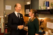 Berger (Jochen Horst) unterbreitet Melanie (Nina Vorbrodt) eine Idee. Berger (Jochen Horst) unterbreitet Melanie (Nina Vorbrodt) eine Idee.