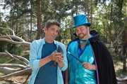 Fritz Fuchs (Guido Hammesfahr, l.) pflegt eine verletzte Taube. Und auch David Paschulke (Daniel Zillmann, r.) aka "Magic Paschulko" ist von dem Tier und seinen Superkräften beeindruckt. Fritz Fuchs (Guido Hammesfahr, l.) pflegt eine verletzte Taube. Und auch David Paschulke (Daniel Zillmann, r.) aka "Magic Paschulko" ist von dem Tier und seinen Superkräften beeindruckt.