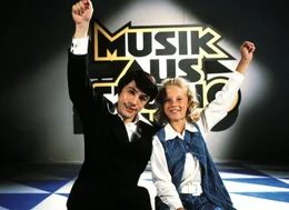 Roy Black (Christoph Waltz) und Anita (Maria Schwarz) singen gemeinsam das Lied "Sch&ouml;n ist es auf der Welt zu sein" und haben damit Riesenerfolg.