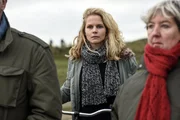 Zusammen mit anderen Schaulustigen beobachtet Sandy Freyer (Sinja Dieks), wie die Leiche verladen wird. Hat sie mit dem Mord an dem Polizisten zu tun oder warum schaut sie so entsetzt? Zusammen mit anderen Schaulustigen beobachtet Sandy Freyer (Sinja Dieks), wie die Leiche verladen wird. Hat sie mit dem Mord an dem Polizisten zu tun oder warum schaut sie so entsetzt?