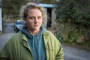 Helen (Danielle Macdonald) vermutet, dass Elliots Mutter mehr über die Entführung weiß, als sie zugibt und folgt ihr. Helen (Danielle Macdonald) vermutet, dass Elliots Mutter mehr über die Entführung weiß, als sie zugibt und folgt ihr.