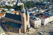 Im Zentrum von Krakau liegt der Rynek Glówny, einer der größten mittelalterlichen Marktplätze Europas. Im Zentrum von Krakau liegt der Rynek Glówny, einer der größten mittelalterlichen Marktplätze Europas.